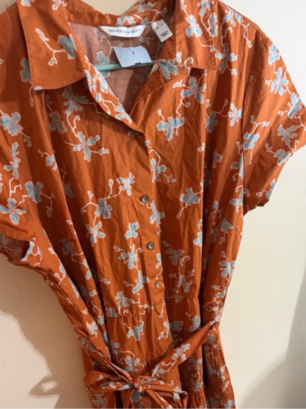 NWT CANYON RETREAT Size XL
Rust Floral Button-Front Midi
Dress with Tie Waist